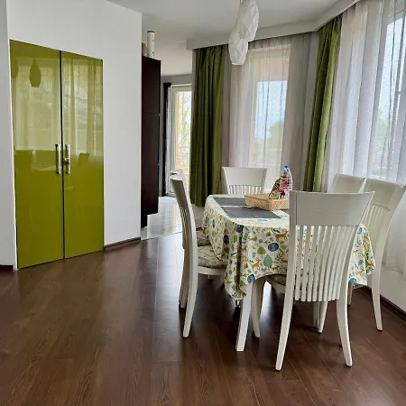 Cozy With Parking Lot Apartment *