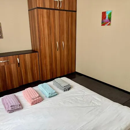 Cozy With Parking Lot Apartment *