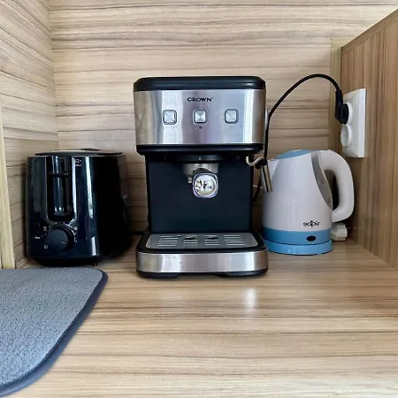 Апартамент Cozy With Parking Lot