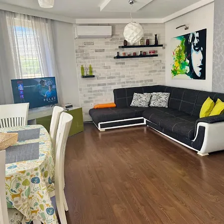 Cozy With Parking Lot Варна