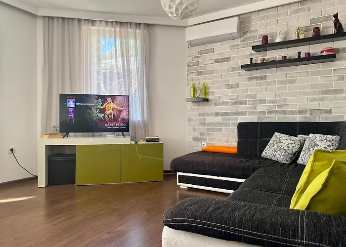 Апартамент Cozy With Parking Lot *