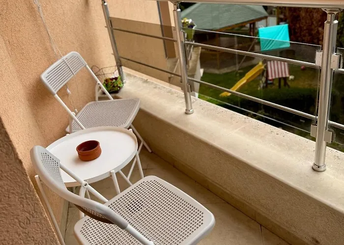 Cozy With Parking Lot * Warna