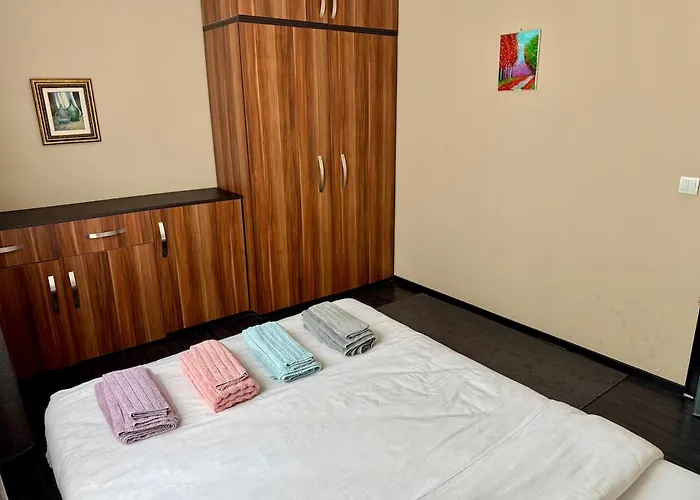 Cozy With Parking Lot Апартамент *