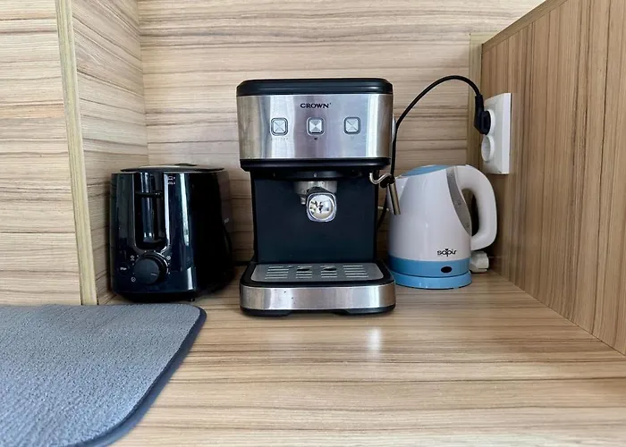 Апартамент Cozy With Parking Lot