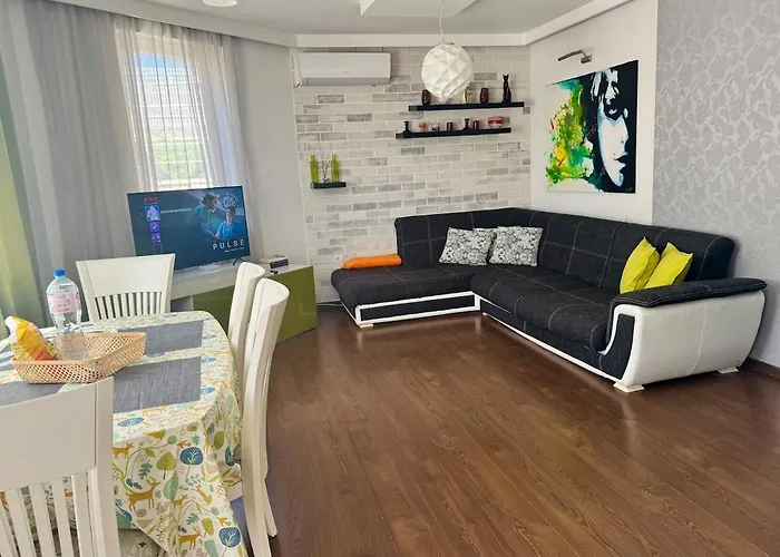 Cozy With Parking Lot Варна