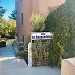 Apartment Cozy With Parking Lot