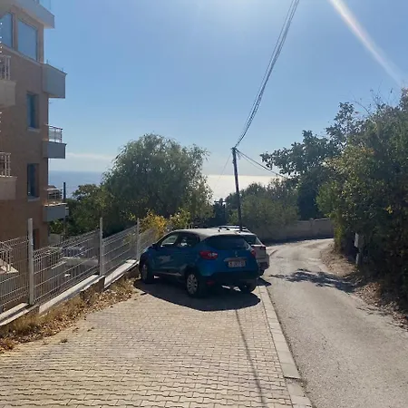 Cozy With Parking Lot Варна