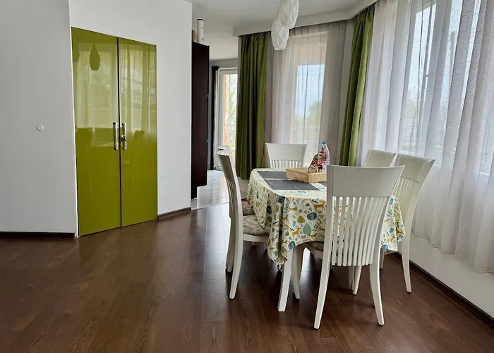 Cozy With Parking Lot Апартаменты *