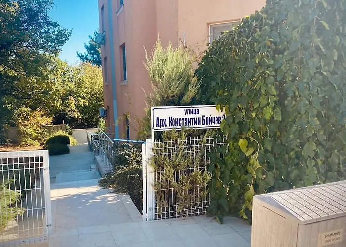 Апартаменты Cozy With Parking Lot